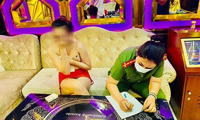 Nữ tiếp viên karaoke Louis không mảnh vải che thân nhảy múa với khách giá 1,5 triệu/ người