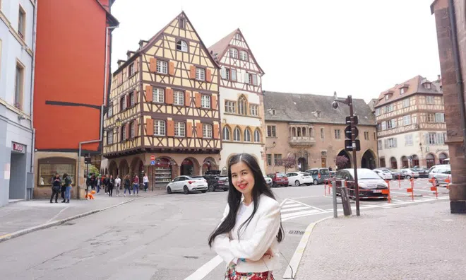 Nhà văn Dương Thụy, người kể chuyện tình xuyên biên giới