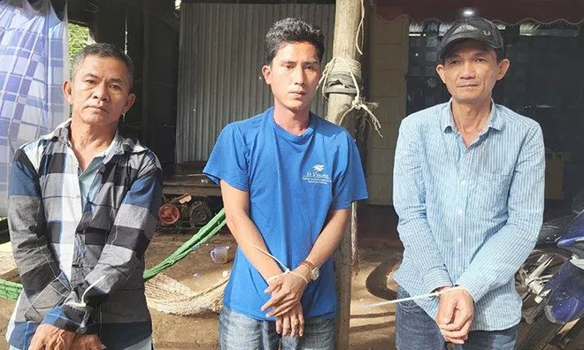 Tạm giữ người phụ nữ tiếp tay cho 40 con bạc trong vườn xoài
