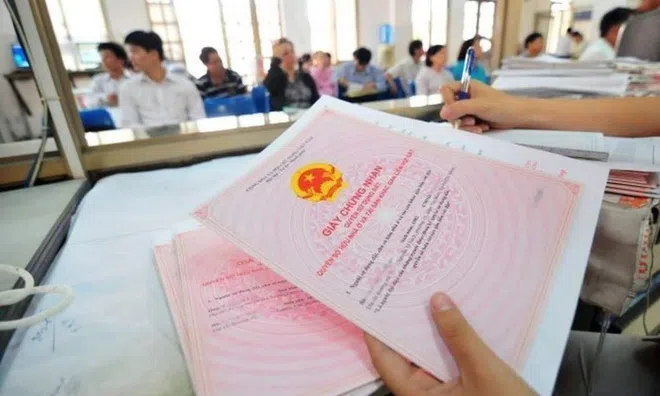 Vợ có được một mình đứng tên sổ hồng?