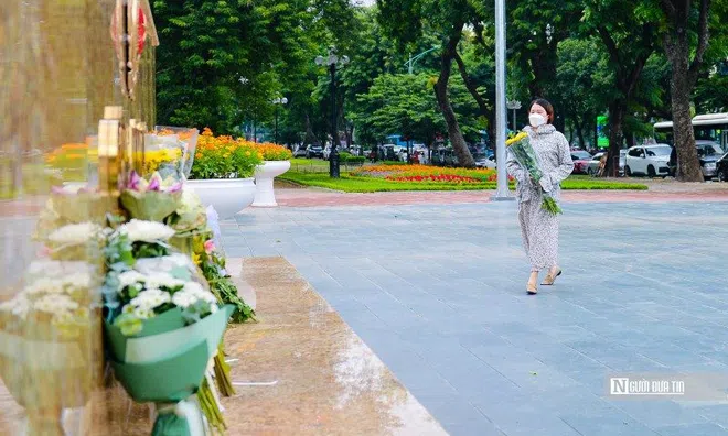 Hà Nội: Người dân đặt hoa tươi tưởng niệm 3 chiến sĩ PCCC hy sinh