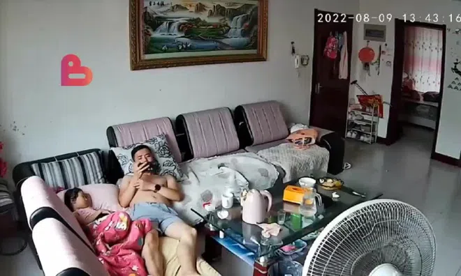 Video: Ông bố cởi trần hút thuốc lá, gây ra vụ cháy hi hữu