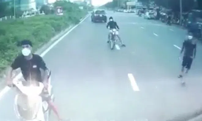 Khởi tố vụ chặn xe ô tô, đe dọa đập phá tài sản trên đường Nguyễn Văn Huyên kéo dài