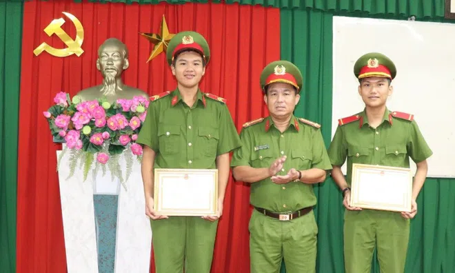 Trao bằng khen 2 chiến sĩ nghĩa vụ trả lại 370 triệu đồng của rơi