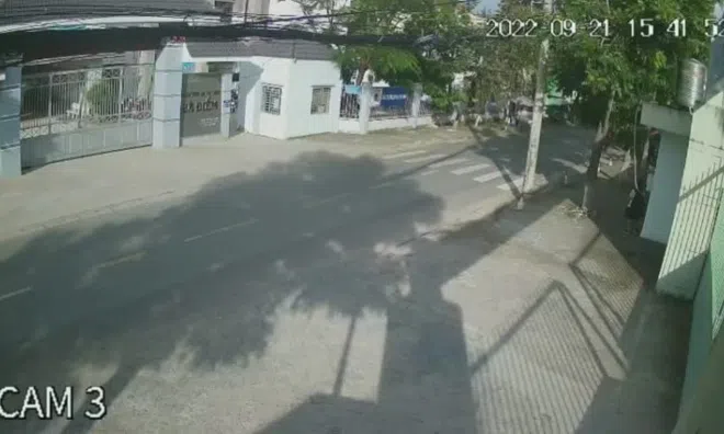 TP.HCM: Nữ sinh bị cướp xô ngã, giật mất điện thoại ngay trước cổng trường
