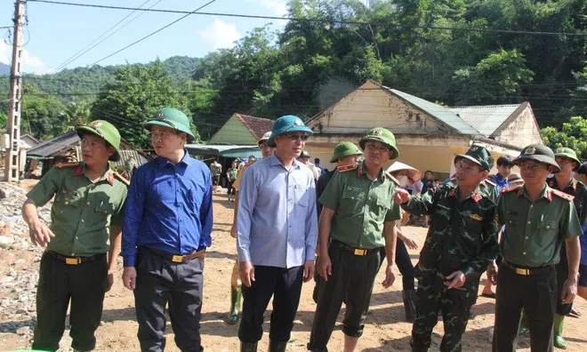 Công an Nghệ An giúp người dân khắc phục hậu quả sau lũ quét