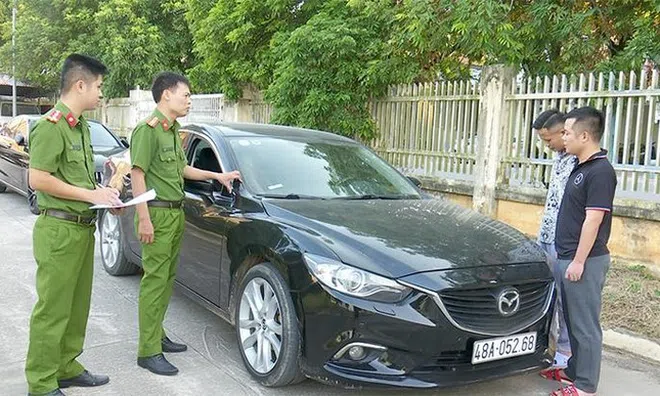 Trộm chính xe ô tô vừa bán, 2 nam thanh niên bị “xộ khám”