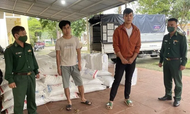 Chở hàng cấm, tài xế bị "tóm" sau khi bỏ chạy 25km trên quốc lộ