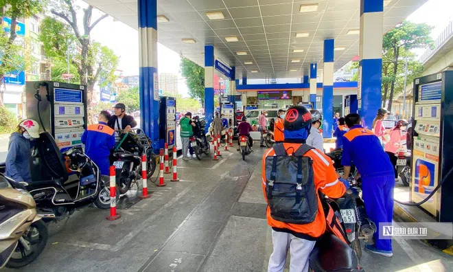Người dân Hà Nội đi mua xăng đã "dễ thở" hơn