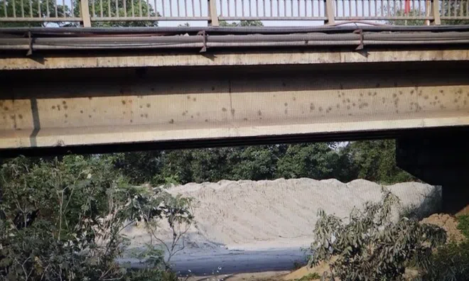 Ô nhiễm bụi, tiếng ồn ở bãi than chân cầu, nhà máy gạch bủa vây người dân Đồng Ngô