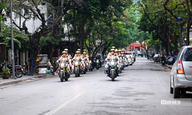 Xe bóc thép diễu hành trong ngày Công an Hà Nội ra quân dịp Tết