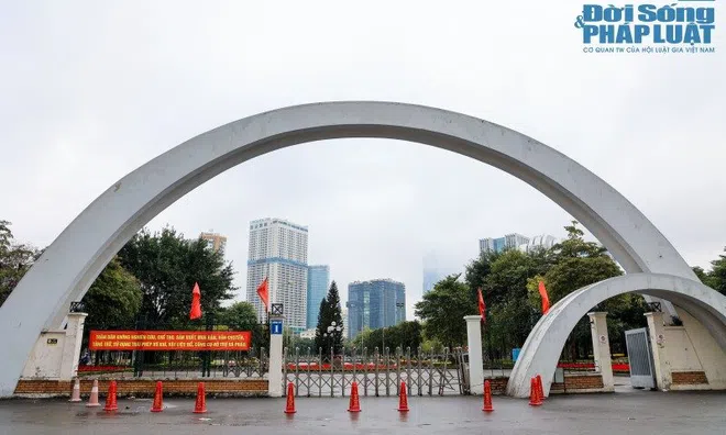 Hà Nội: Công viên Cầu Giấy nhếch nhác sau khi hạ rào sắt