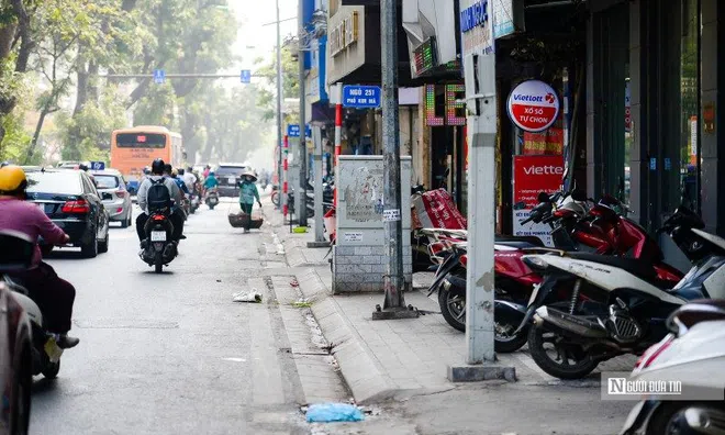 Hà Nội: Người đi bộ luồn lách tránh gốc cây và bốt điện trên vỉa hè
