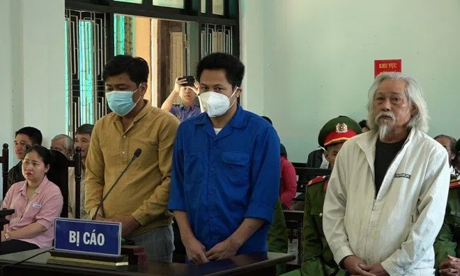 Mâu thuẫn đất đai, 3 cha con cầm rựa chém gục hàng xóm