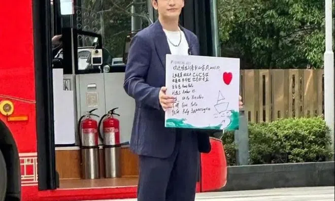 Tên Chi Pu xuất hiện trên bảng đón tiếp các thí sinh của show Trung Quốc