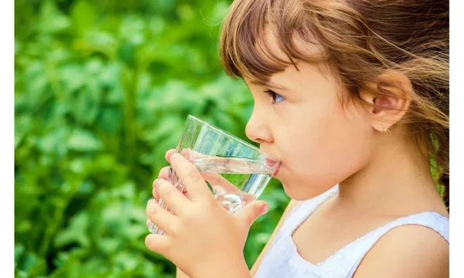 Trẻ cần uống bao nhiêu nước trong thời tiết hè nắng nóng này?