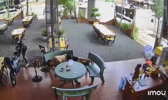 Video: Tên trộm vứt xe, bỏ chạy thục mạng khi bị chủ nhà truy đuổi