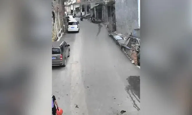 Clip: Người đàn ông dũng cảm lao ra cứu bé trai cùng chiếc xe đồ chơi bị trượt dốc