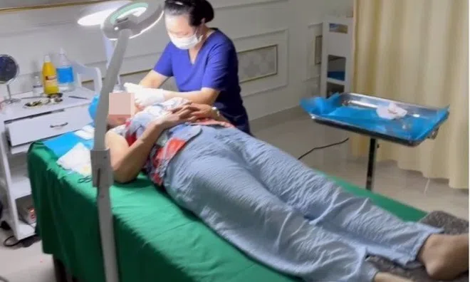 Vụ nữ lao công trực tiếp căng da mặt cho khách: Bác sĩ giật mình cảnh báo
