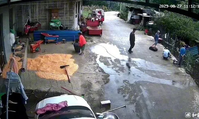 Clip: Đèn khò bất ngờ phát nổ khiến người đàn ông bốc cháy như đuốc