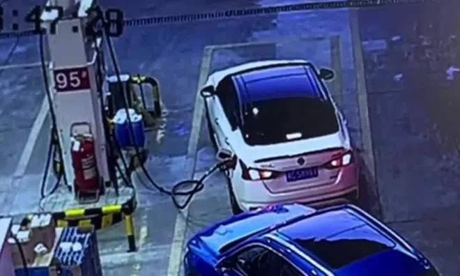 Clip: Tài xế ô tô kéo đổ cột bơm xăng khiến lửa bốc cháy ngùn ngụt