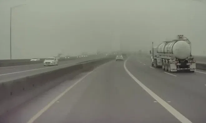 Clip: Người đàn ông thoát chết thần kỳ trước đầu xe trộn bê tông