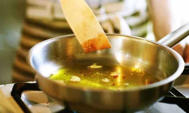 Vì sao không nên đổ dầu mỡ thừa xuống bồn rửa bát?