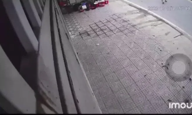 Clip: Cố tình vượt chốt đo nồng độ cồn, nam thanh niên đâm trúng CSGT