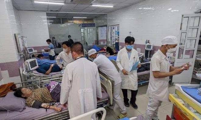 Ăn bánh mì, 30 người phải nhập viện gấp