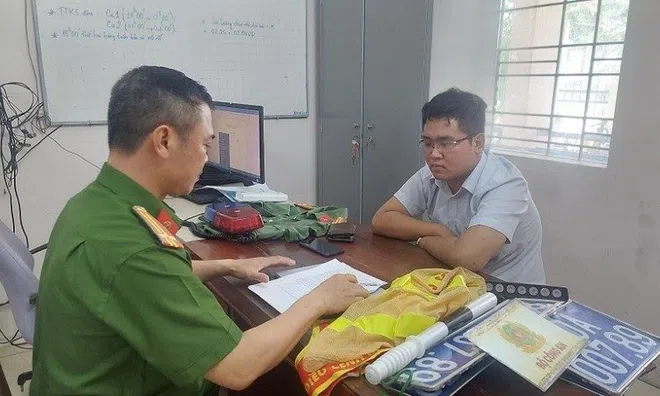 Bắt giữ người đàn ông mua trang phục công an, lắp biển số xe “dởm” để ra oai
