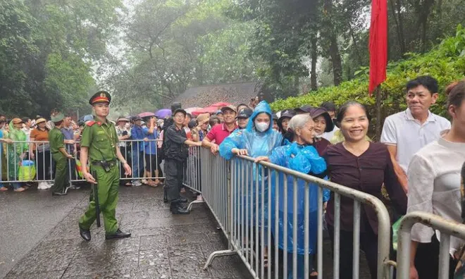 Hàng vạn người đội mưa đổ về Đền Hùng dự lễ Giỗ Tổ Hùng Vương