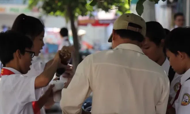 An toàn vệ sinh thực phẩm các gánh hàng rong quanh trường học