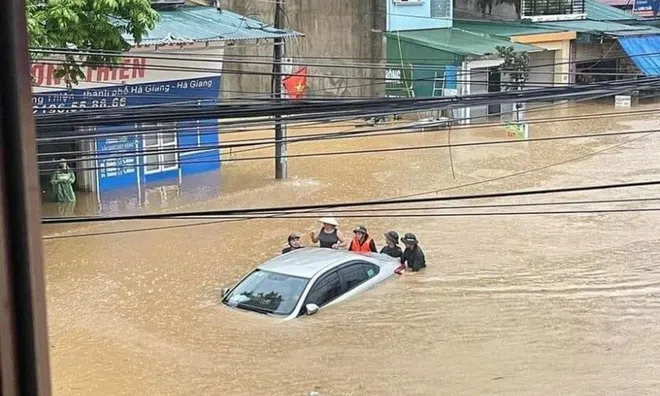 TP. Hà Giang "chìm" trong biển nước: Lên nóc nhà lánh nạn, di chuyển bằng thuyền