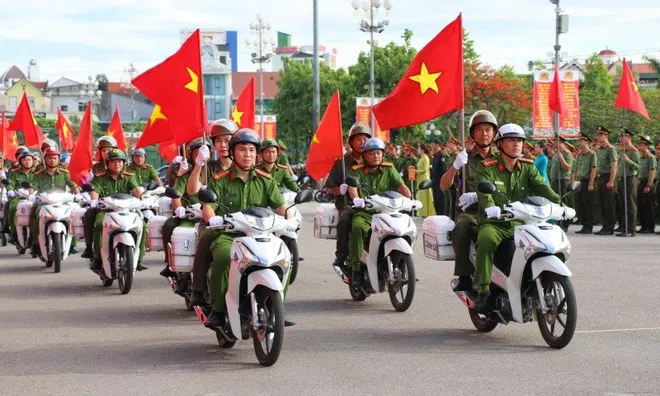 Mãn nhãn cảnh sát cơ động biểu diễn tuyệt kỹ trong trấn áp tội phạm