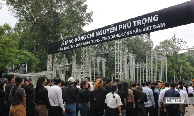Tp.HCM: Người dân xếp hàng chờ vào viếng Tổng Bí thư Nguyễn Phú Trọng