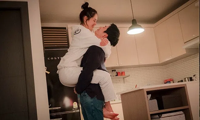 Hé lộ cảnh quay tình tứ của cặp \"Chị đẹp mua cơm ngon cho tôi\"