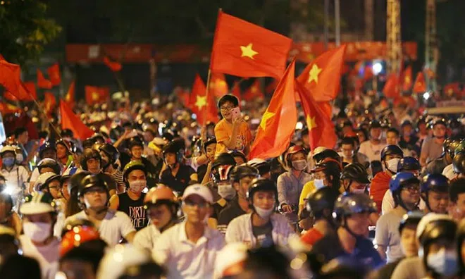 Người dân cả nước đổ ra đường ăn mừng chiến thắng lịch sử của Olympic Việt Nam