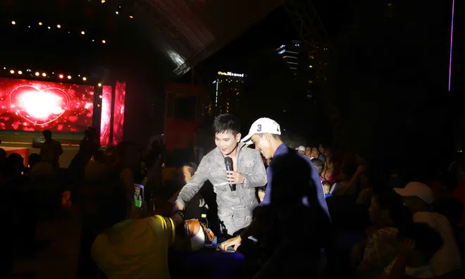 Lâm Hùng vừa hát vừa selfie trước trăm khán giả