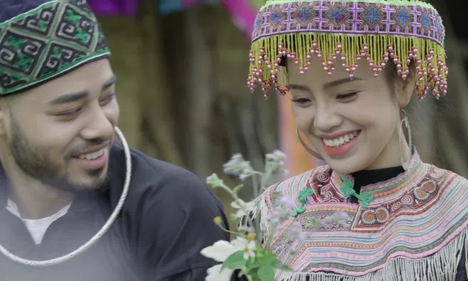 Quán quân Sao Mai 2017 Sèn Hoàng Mỹ Lam đẹp ma mị, “dụ dỗ” trai Tây trong MV mới