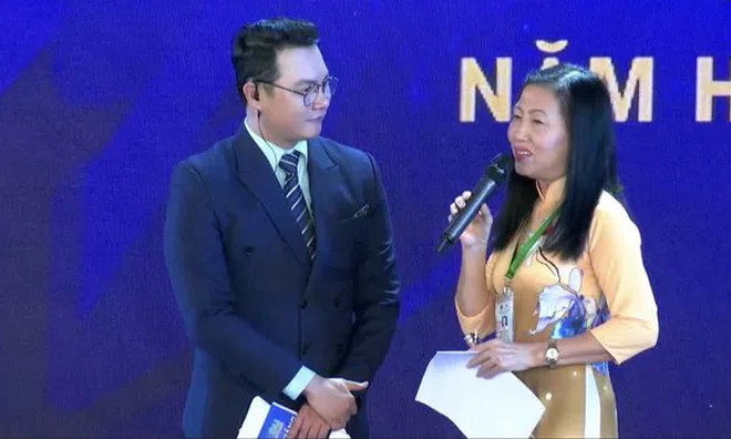Tân sinh viên 63 tuổi “truyền lửa” cho hàng trăm sinh viên 