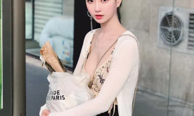 Ngắm nữ streamer U40 có "vòng 1 đẹp nhất Hàn Quốc" cùng nhan sắc như "lão hóa ngược"