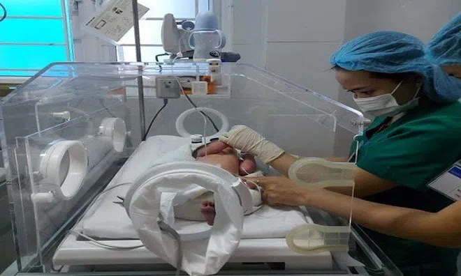 Bé sơ sinh bị bỏ rơi tại bãi biển, trên người đầy vết côn trùng cắn