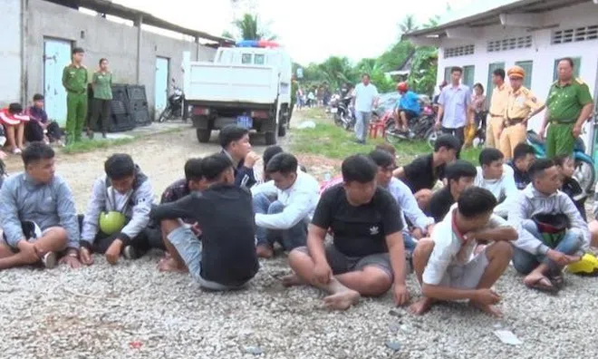 Vây bắt 200 thanh niên tụ tập đua xe trên đường quốc lộ