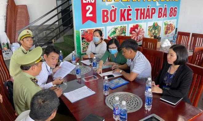 Bán ốc hương giá 1,8 triệu đồng/kg, nhà hàng ở Nha Trang bị tạm đóng cửa