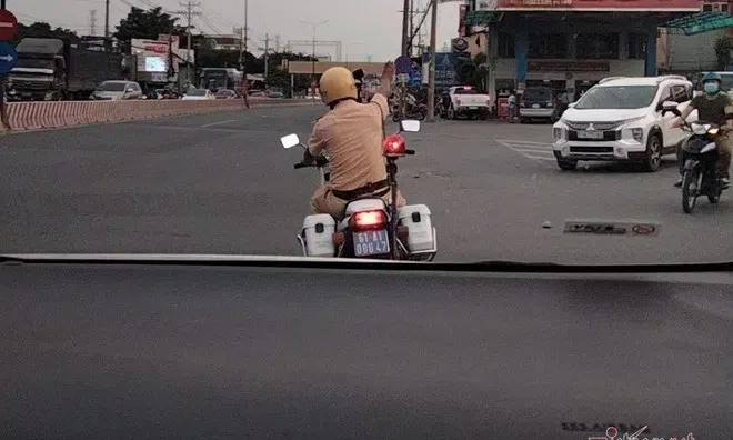 CSGT dùng xe chuyên dụng mở đường cho sản phụ đi cấp cứu