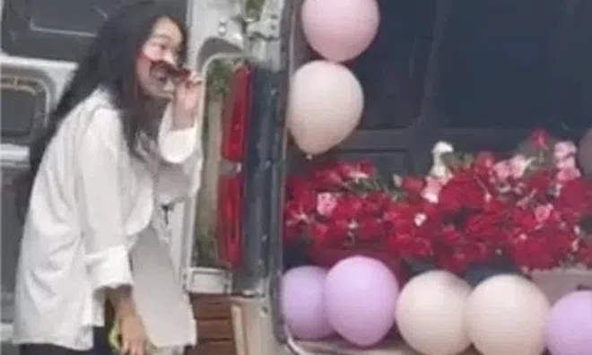 Gửi 520 bông hồng để tỏ tình,anh chàng nhận cái kết không thể buồn hơn