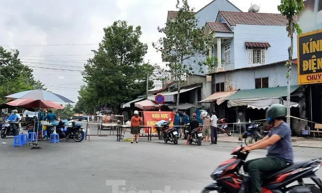 Phong tỏa khu vực hơn 600 hộ dân liên quan ca mắc COVID-19 ở TP.HCM