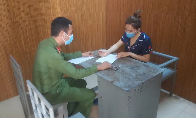 Hé lộ thủ đoạn tinh vi của “nữ quái” giả giáo viên lừa hàng loạt cửa hàng sữa