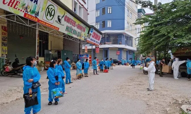 Bắc Giang tiếp tục di chuyển 2.000 công nhân ra khỏi ổ dịch thôn Núi Hiểu