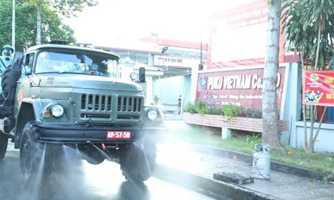 Bình Dương: Ghi nhận thêm hàng loạt ca bệnh mới, quân đội phun khử khuẩn các khu vực có ổ dịch COVID-19
